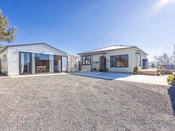 Hilltop Haven with Breathtaking Views