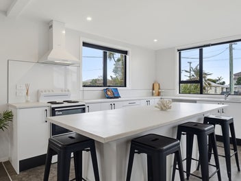 Light, Bright & Fully Double Glazed