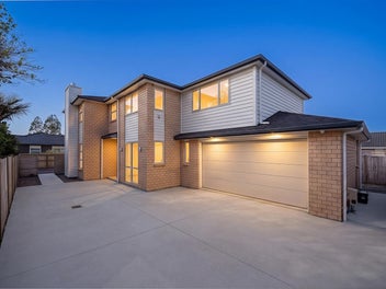 Heart of Orewa: Modern Luxury 5-Bedroom Family