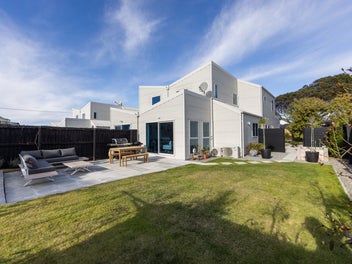 4 Bedrooms, Beachside, Beautifully Renovated!