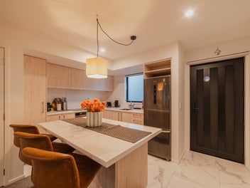Sunny, Stylish & Freehold Near Hagley Park