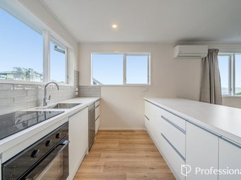 Harbour Views, Modern Living & A Location...