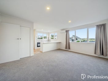 Harbour Views, Modern Living & A Location...