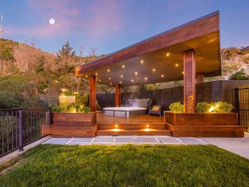 Single-level living with expansive harbour views