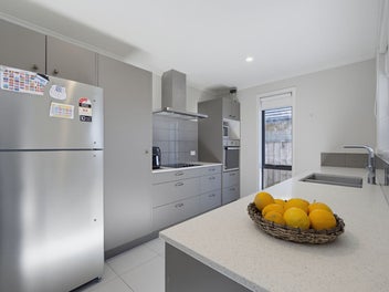 Light-Filled Living with Easy-Care Appeal