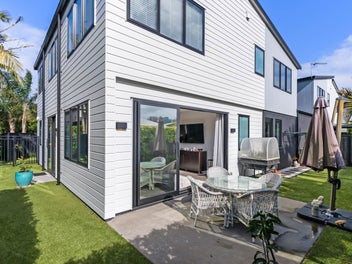EXCEPTIONAL NEAR NEW TOWNHOUSE