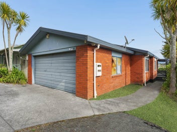 SINGLE-LEVEL EXCELLENCE ON FULL SITE + VIEWS!