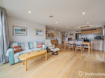 Modern Woburn Living with Style, Sun and a Lift