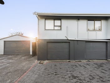 #GAMEDAY - 856sqm; DOUBLE GARAGES, MUST SELL