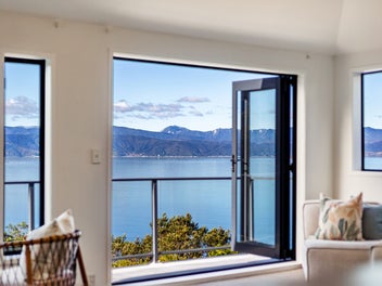 PANORAMIC HARBOUR VIEWS & EASY-CARE LIVING