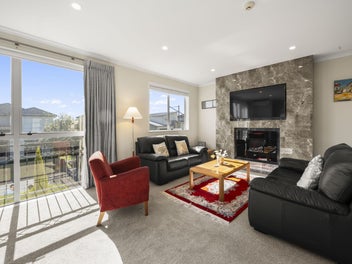 6 rooms + 2.5 Bathrooms in Stonefields! Must Sell!