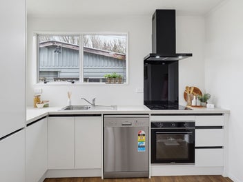 LIKE NEW . MOVE-IN READY. EASY TO LOVE.