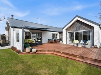 Where Your Toys Live in Style – 7 Car Garaging