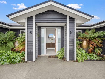 Modern 4-Bed Family Home & Multiple Living Areas