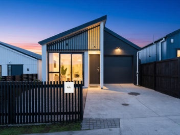 Modern, Stylish & Effortless Living in Desirab...