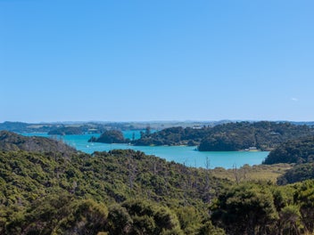Sea Views & Privacy, Steps from Omata