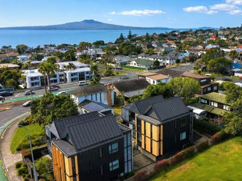 SUBLIME BOUTIQUE APARTMENT -RANGITOTO VIEW