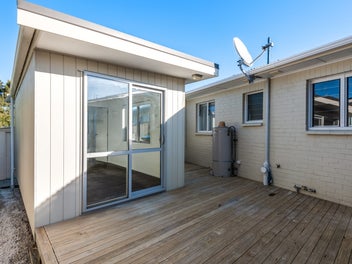 Home & Sleepout; 2 Modern Bathrooms