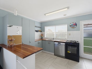 Sunny, Modern, Easy Care in Popular Tahunanui!