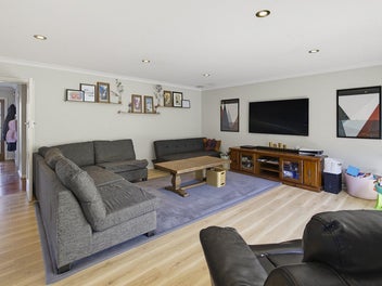 MID-CENTURY CROWD-PLEASER | BEO $945,000