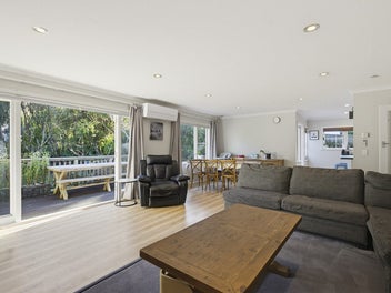 MID-CENTURY CROWD-PLEASER | BEO $945,000