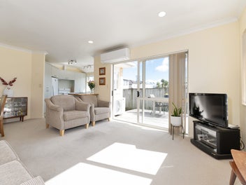 Freehold Title - Walk to Howick Village!