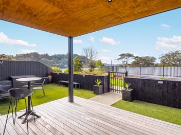 Launch Bay Luxury Garden Apartment