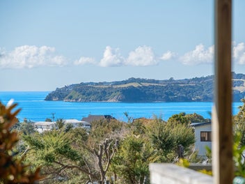 Coastal Charm & Sea Views + Room for the Boat!