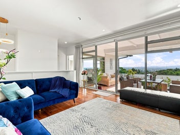 *** SOLD *** SPACE, STYLE, SPECTACULAR VIEWS!!