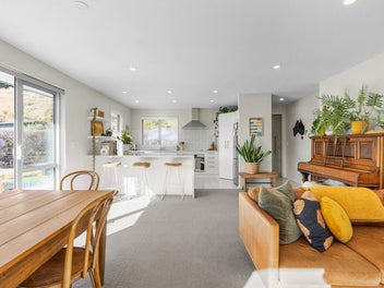 Elevated, Sunny & Private in Shotover Country