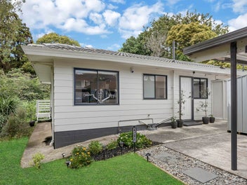 Enchanting Golden Nugget in the Heart of Otahuhu