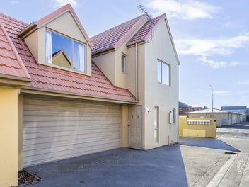 3 Bedrooms, Double Garage, close to Canterbury Uni