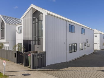 Freestanding Modern Home with Granny Flat