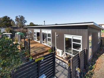 Modern Comfort, Sunshine & Beachside Living