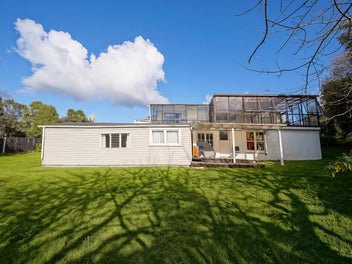 Large Family Living on 1,255m² - Cash Cow!