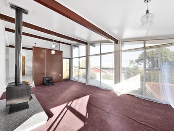 Spacious Family Home on Massive Section!