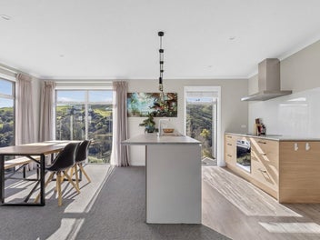 Modern home, great sun, stunning views