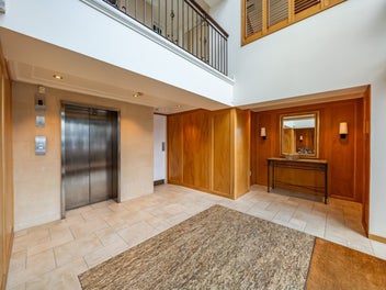 Sophisticated single level living in Oriental Bay