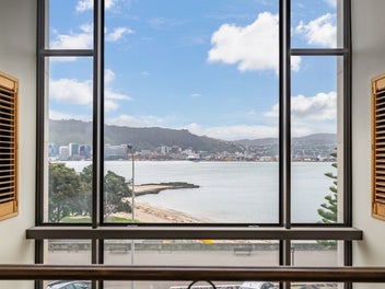Sophisticated single level living in Oriental Bay