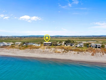 KIWI SUMMERS AT THE BEACH