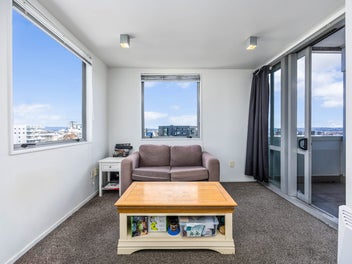 Top-Floor Corner Apartment with SkyCity Views