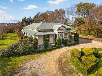 DEVELOPMENT OPPORTUNITY WITH A BEAUTIFUL VILLA!