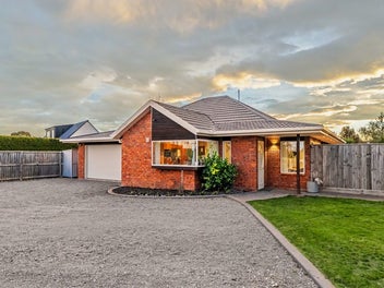 A Rare Gem on Westview $865K - $915K