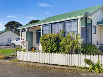 Coastal Living in the Heart of Moturoa