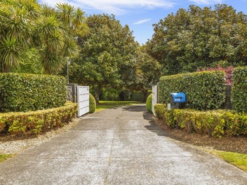 OWNERS RELOCTATING - SALE REQUIRED!