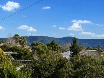Home Plus Outbuilding On 827m2 MHU.