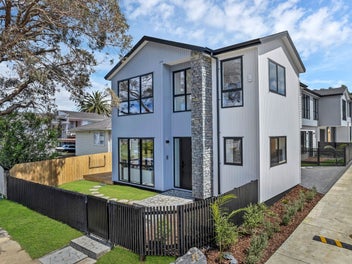 Perfectly Positioned Family Haven in Macleans