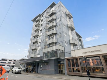 Sun, Views and a Balcony in Te Aro