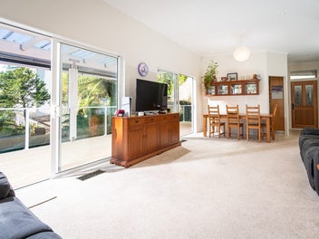 Sleek, Sunny and Sheltered in Karori