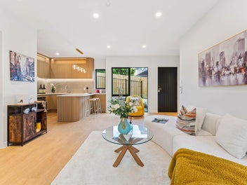 Rangi Zone, Brand New, Free-standing!